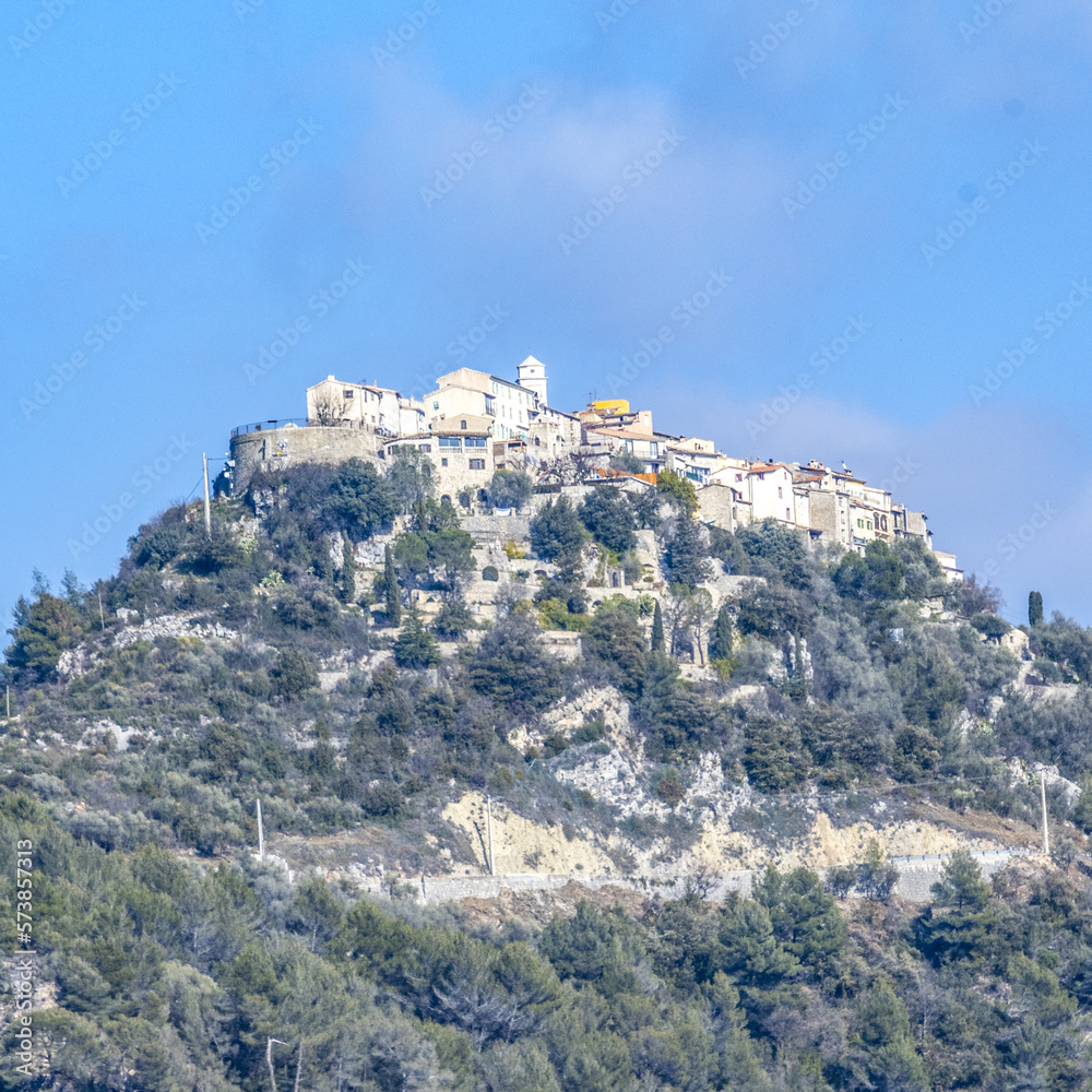Paysage de montagne avec un village perché dans le Sud de la France