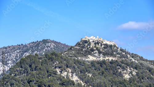 Paysage de montagne avec un village perché dans le Sud de la France