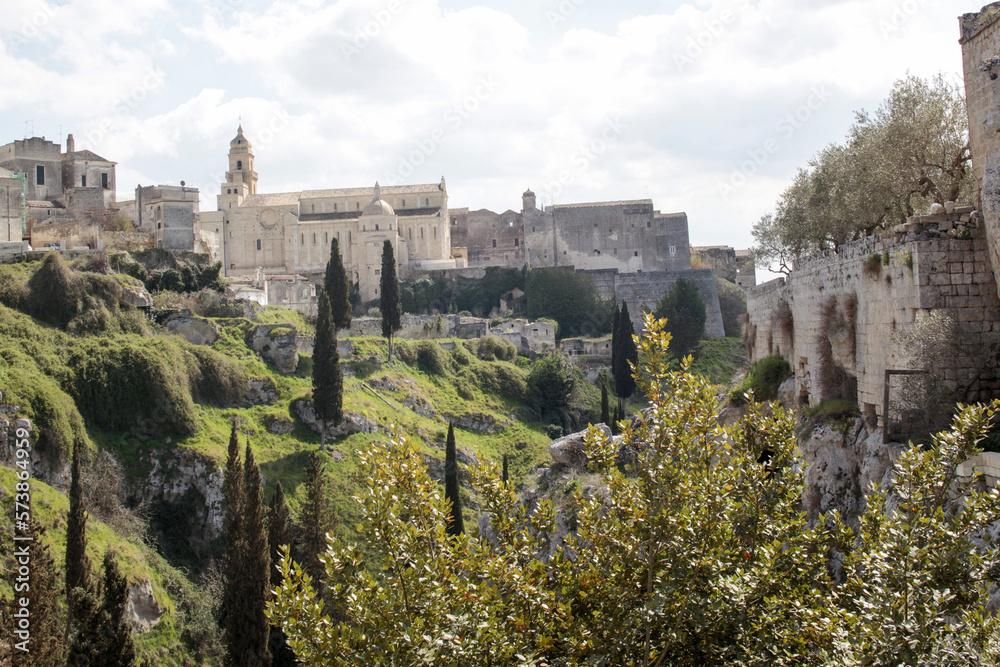 Obraz premium Gravina di Puglia, Bari. Il parco verso la Cattedrale.
