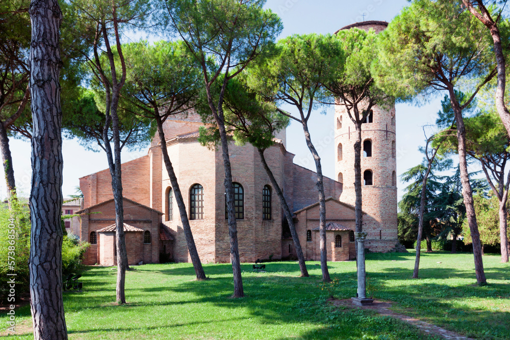 Ravenna. Giardino di pini con esterno della Basilica di Sant'Apollinare