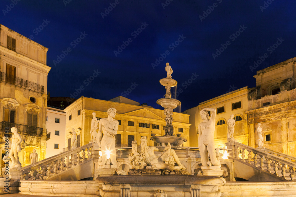 Palermo.Fontana Pretoria di notte

