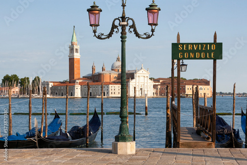 Venezia. Servizio gondole a San Marco  verso San Giorgio Maggiore in isola con Cattedrale © Guido