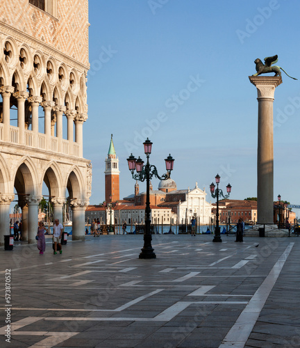 Venezia. Piazza San Marco con angolo di Palazzo Ducale e la colonna omonima verso l' Isola di San Giorgio Maggiore © Guido