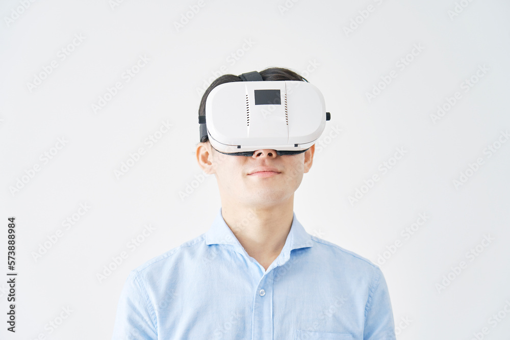 VRゴーグルをかけてバーチャルリアリティを体験する男性　白背景