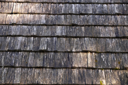 The roof of the roof is made of wooden planks