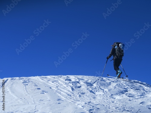 Skieur de rando en montagne sur la neige dans les Pyrénées l'hiver