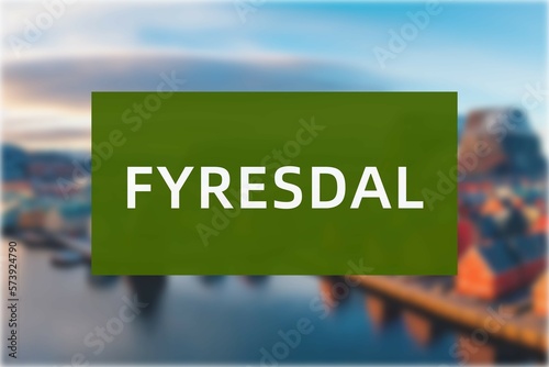 Fyresdal: Der Name der norwegischen Stadt Fyresdal in der Region Telemark vor einem Hintergrundfoto photo