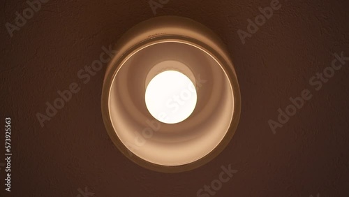 部屋の天井の照明をつける