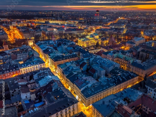 Teatr Juliusza S  owackiego w Krakowie - widok z drona w nocy