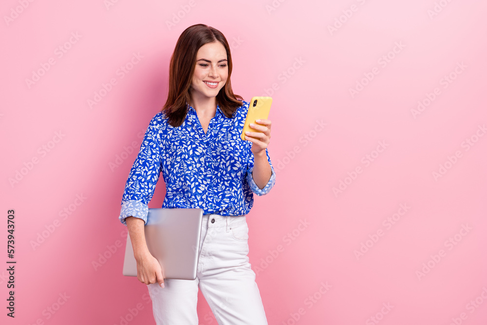 Photo of young positive smiling cheerful it project manager specialist hold phone chat online with apple macbook isolated on pink color background Photo of young positive smiling cheerful it project manager specialist hold phone chat online with apple macbook isolated on pink color background