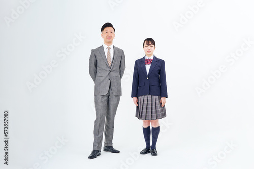 スーツ姿の男性と女子高生