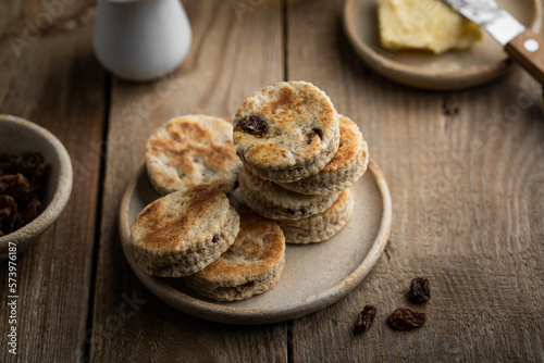 Bilde på lerret Griddle cakes ou Welsh cakes scones gâteaux plats aux raisins secs