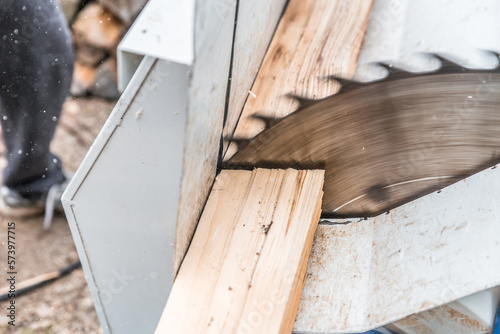 Nahaufnahme einer Kreissäge mit Holzscheite für Holzschneiden, Deutschland