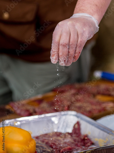 Fleisch schneiden und marinieren vor dem Grillen