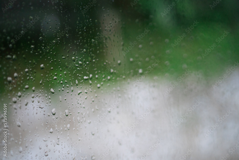Obraz premium Rain drops of car windscreen with green background
