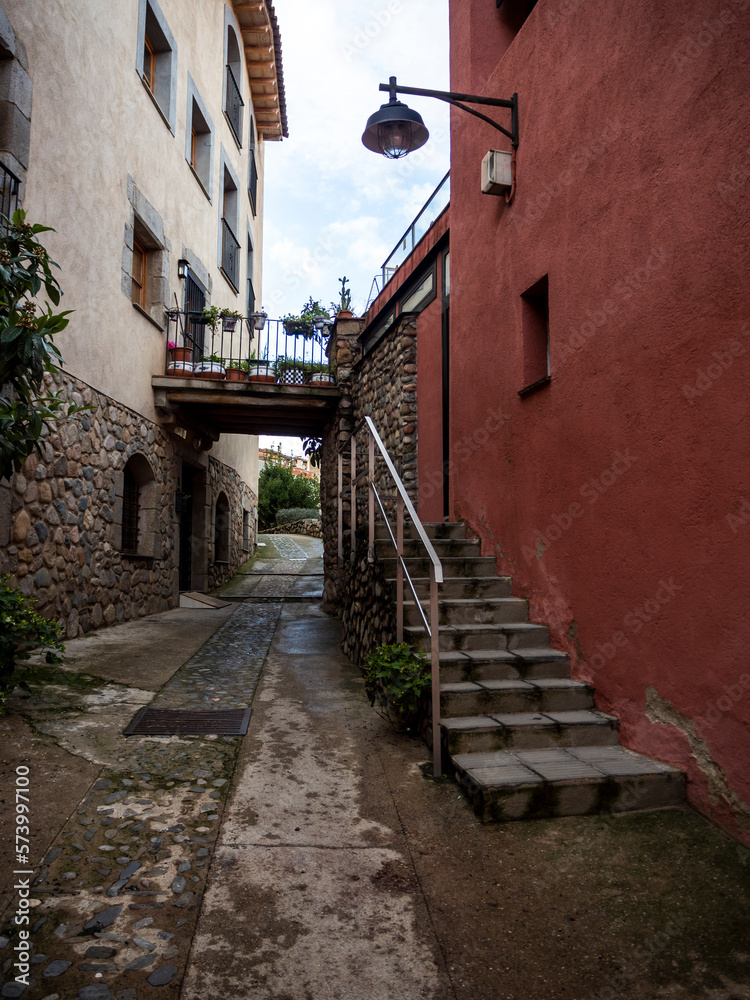 Obraz premium imagen de una calle, con unas escaleras y un edificio granate y el cielo nublado 