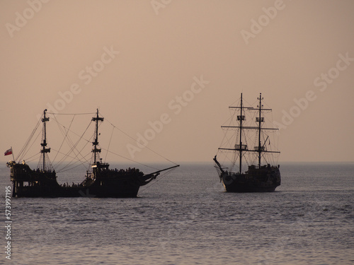  Statki na polskim morzu na tle zachodu słońca