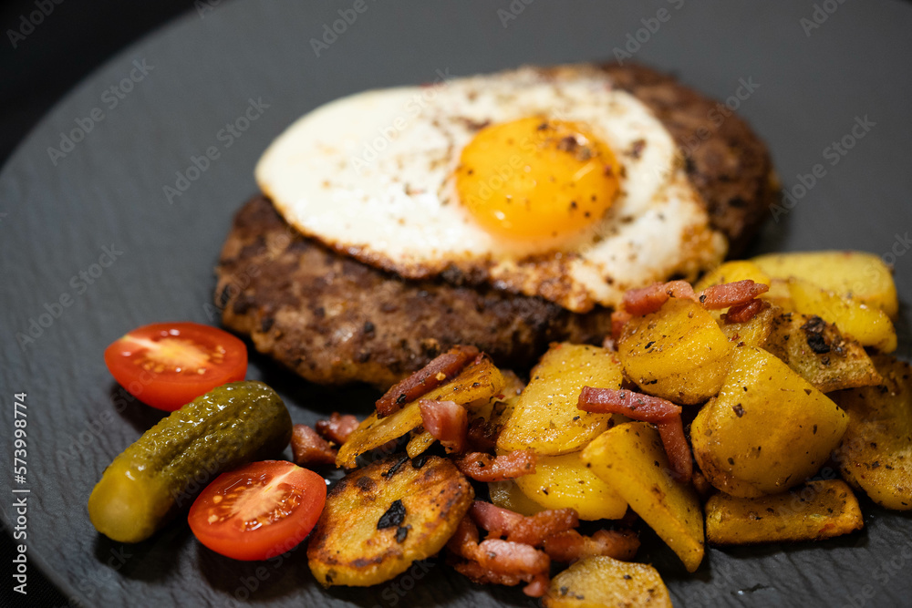 Fotka „Hacksteak a la Meier - altdeutsche Küche, ein Beefsteak mit ...
