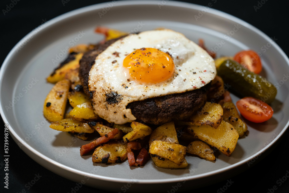 Hacksteak a la Meier - altdeutsche Küche, ein Beefsteak mit Spiegelei ...