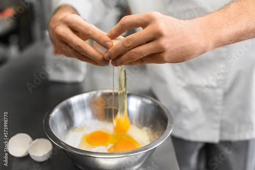 Foto cooking food, baking and people concept - close up of male chef cook with flour