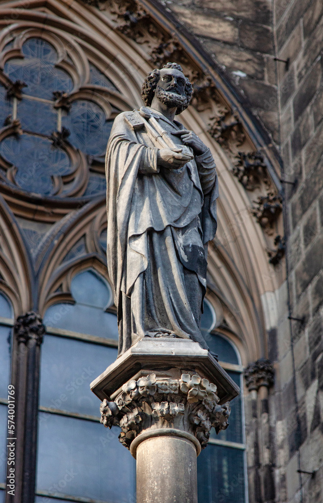 Köln, Heiligenfigur auf einer Steinsäule am Dom