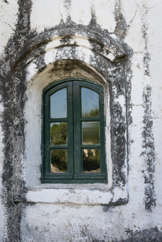 Antigua ventana colonial de iglesia. Arquitectura española. © Guillermo