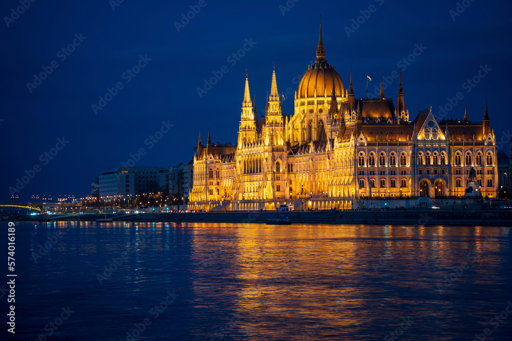 Obraz premium Hungarian Parliament building and Margit Hid, Margaret Bridge. Beautiful night-time view with reflection in Danube river, Budapest, Hungary.