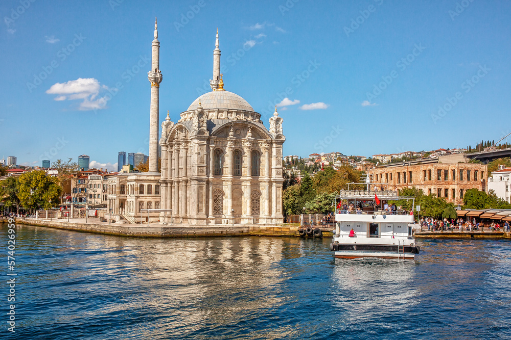 Naklejka premium Ortakoy mosque on the shore of Bosphorus in Istanbul, Turkey