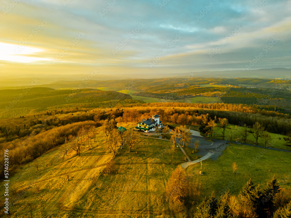 Naklejka premium Sonnenuntergangs Feeling auf den Hausberg von Kühndorf - den Dolmar - Thüringen - Deutschland