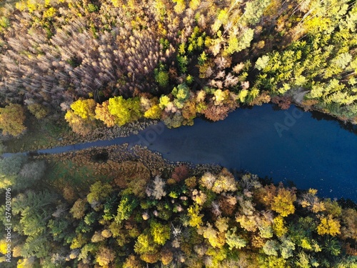 Top-Down Luftaufnahme der Weidatalsperre bei Piesigitz im Herbst, Thüringen / Deutschland