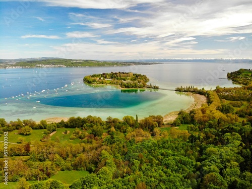 Drohnenaufnahme der Insel Mainau mit Booten auf einer Sandbank im Bodensee