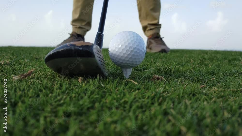 Golpe de golf, golpe de salida desde el tee. Primer plano de golpe de golf en césped con bola blanca, con el sonido del golpe a la bola