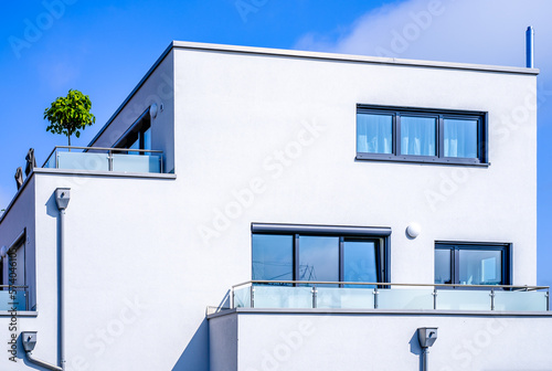Bild auf Leinwand modern new house facade in austria