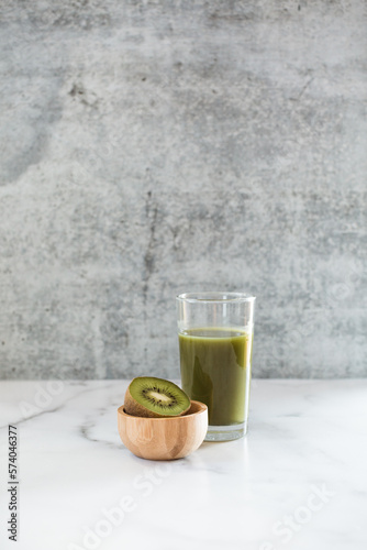 Green juice and kiwi