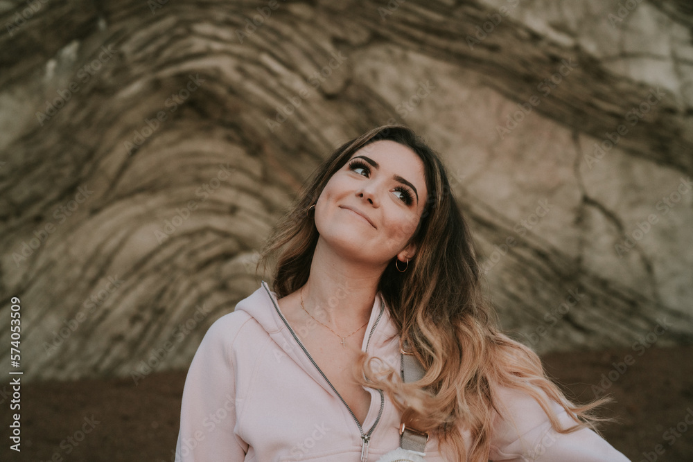 Ταπετσαρία smirking girl in front of large rock texture