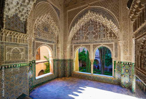 Foto Fantastic interior of  room in palaces of alhambra: Ceramic tiles; stone; wood c