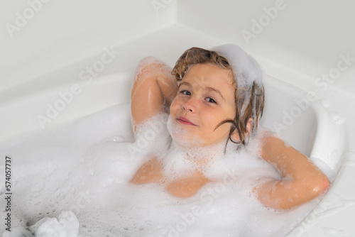 Kid bathing in a bath with foam Fototapet