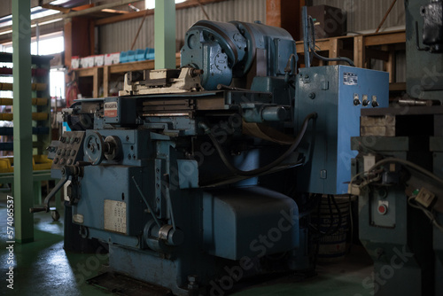 Horizontal milling machine for cutting materials 
