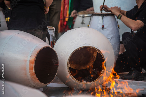 Afinación de tambores de candombe antes de las llamadas