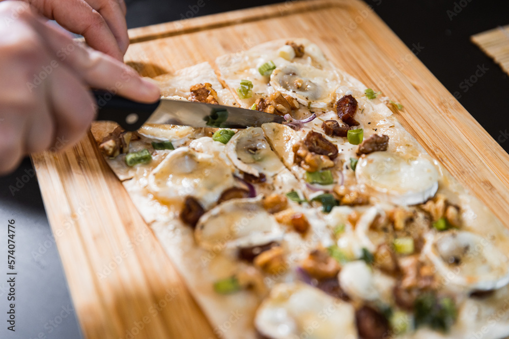 Vegetarischer Flammkuchen auf einem Holzbrett