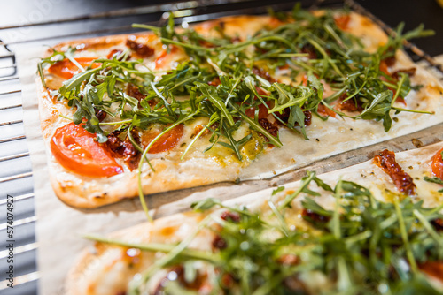 Vegetarischer Flammkuchen auf einem Holzbrett