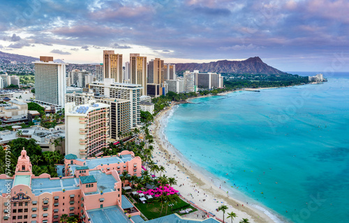 Fotografie Waikiki Beach and Diamond Head Volcano.Honolulu,Oahu,Hawaii,USA