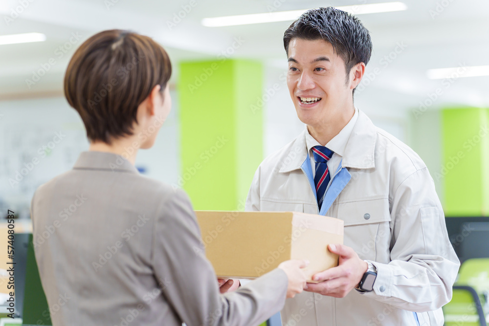 荷物を届ける配達員 荷物を届ける配達員