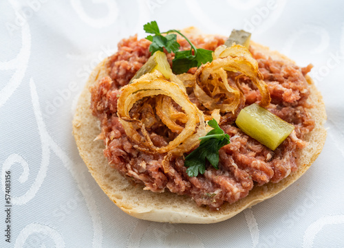 Mett Brötchen mit Zwiebel Gurke 