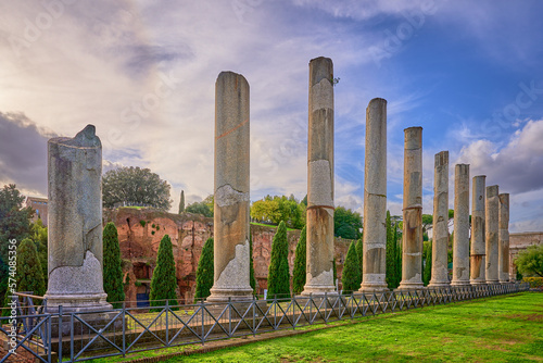 Antike Säulen des Tempels der Venus und der Roma, Rom, Italien