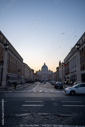 Widok na Watykan z Rzymu, plac świętego Piotra i bazylikę, zachód słońca bezchmurne niebo