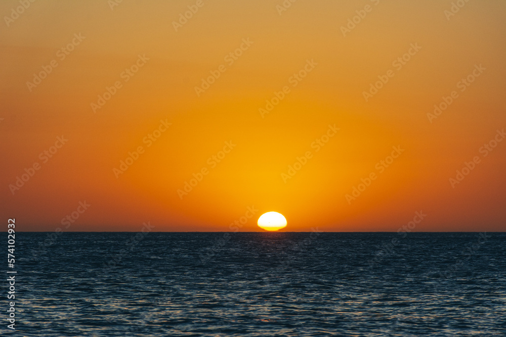 El Sol se oculta sobre el Oceano un dia de verano