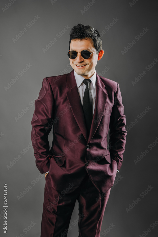 Fototapeta premium Hombre con traje en estudio con fondo plomo