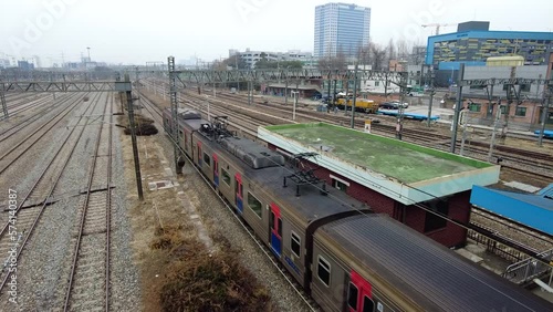 京釜線の義王駅を出発する通勤型電車 photo