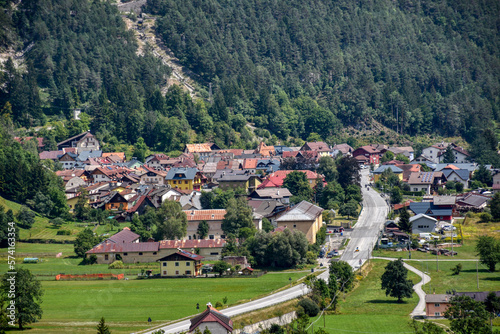 Kanaltal, Val Canale, Malborghetto, Malborgeth, Tarvis, Italien, Tal, Dorf, Siedlung, Häuser, Straße, Landstraße, Alpen, Wald, Bergwald, Tal, Wiese, Feld, Haus, Karnische Alpen, Julische Alpen, Montas
